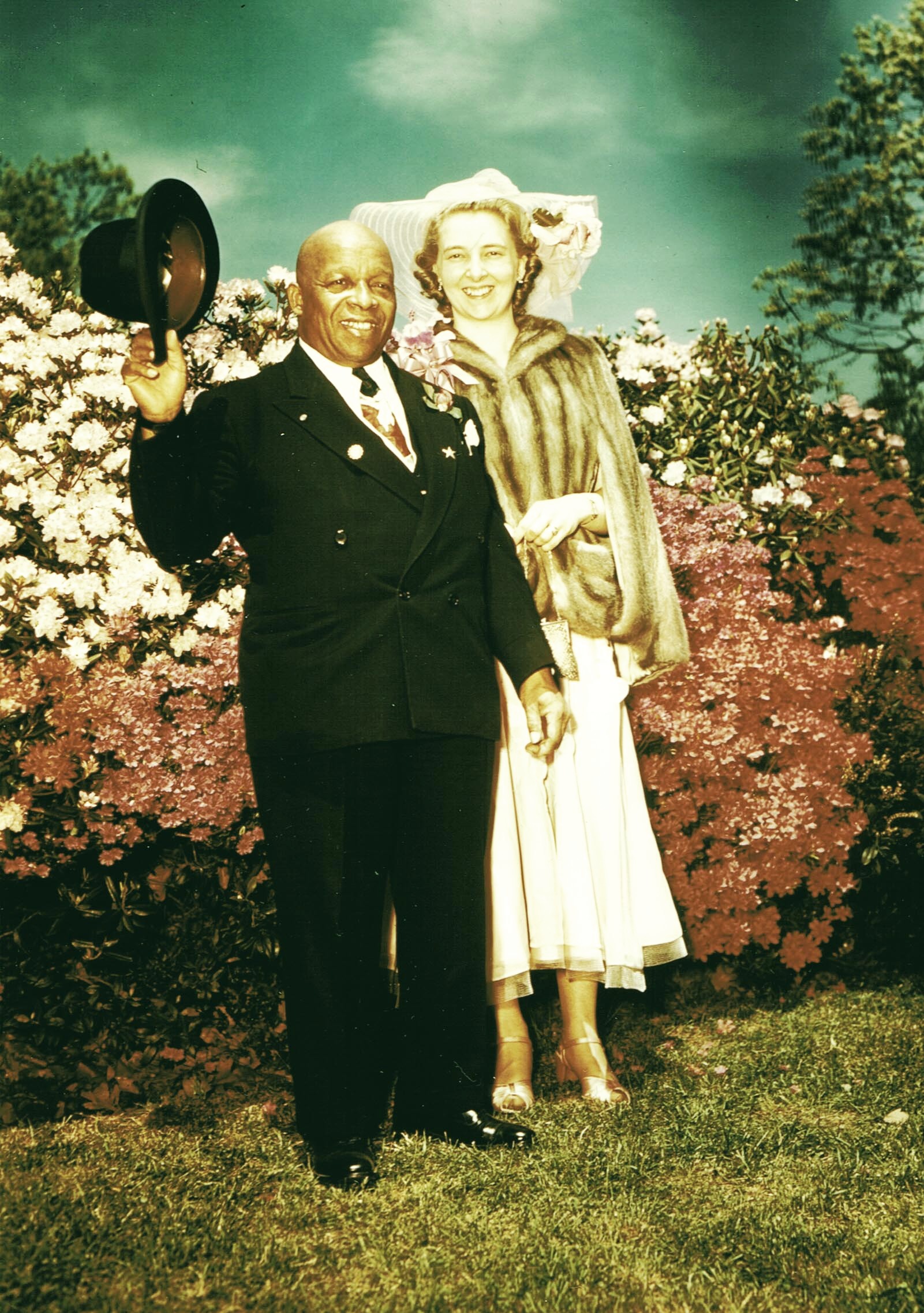 FATHER and MOTHER DIVINE in the Tarytown Garden.